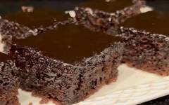 Влажный шоколадный пирог с соусом