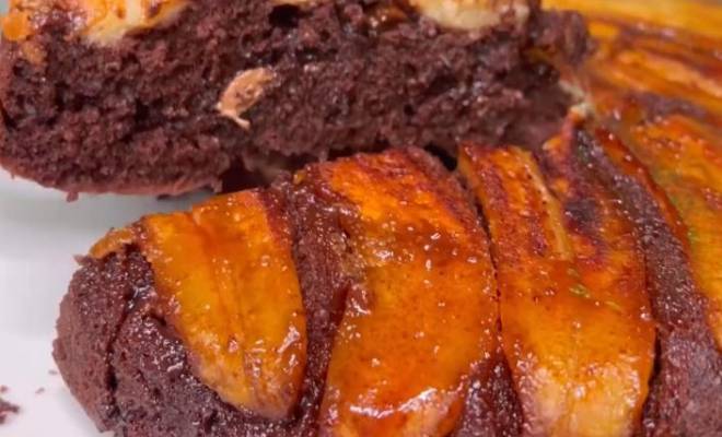 Шоколадный пирог перевертыш с бананами и карамелью на сковороде рецепт