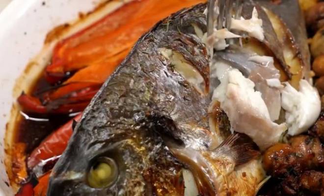Запеченная рыба дорадо в духовке с соевым соусом, чесноком и медом рецепт