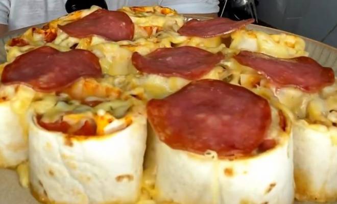Необычная пицца из тортильи в духовке с курицей, помидорами и сыром рецепт