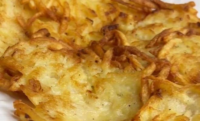 Вкусные Драники хрустящие картофельные с чесноком на сковороде рецепт