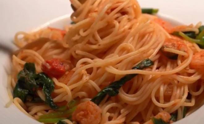 Чесночная паста с креветками, помидорами и шпинатом рецепт