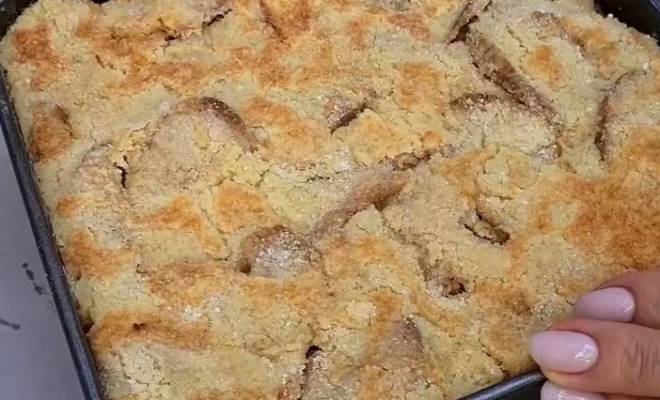 Песочный яблочный пирог с крошкой сверху с манкой и корицей рецепт