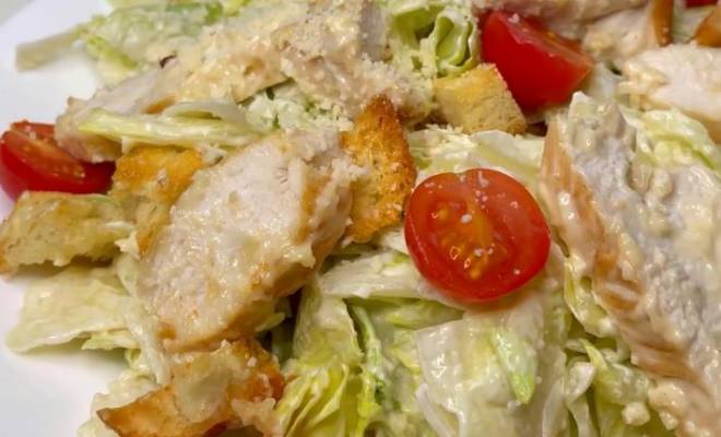 Салат Цезарь с курицей — 5 классических рецептов
