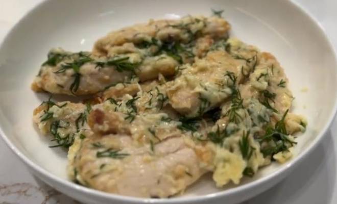 Курица в чесночно-сырном соусе и зеленью в духовке рецепт