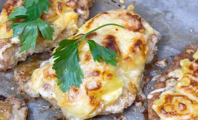 Курица под ананасами с яйцом, майонезом и сыром в духовке рецепт