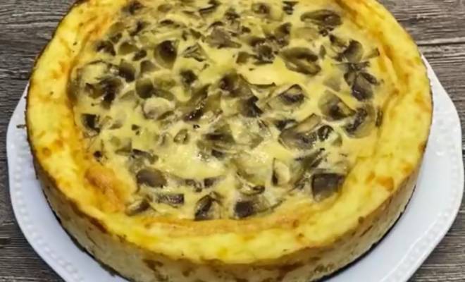 Картофельный пирог с сыром, грибами, луком, сметаной и яйцами рецепт