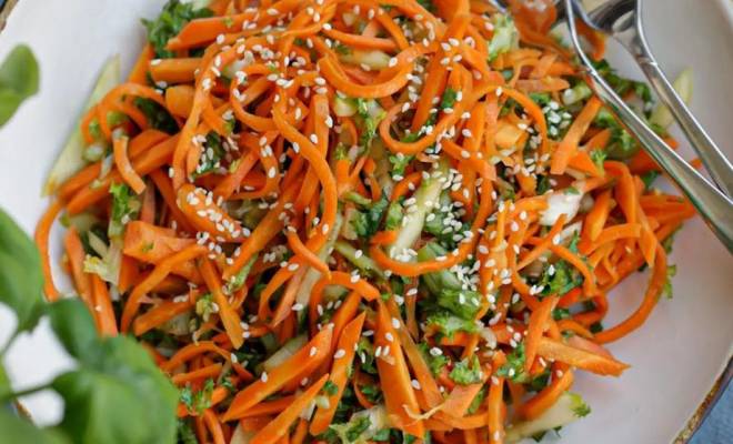 Салат из свежей моркови, соевым соусом, кунжутом и чесноком рецепт