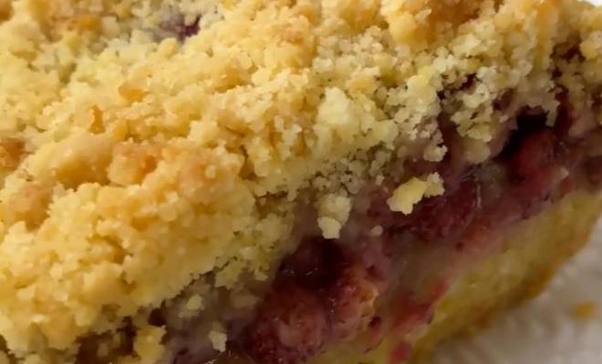 Пирог насыпной с ягодами земляники и крошкой рецепт