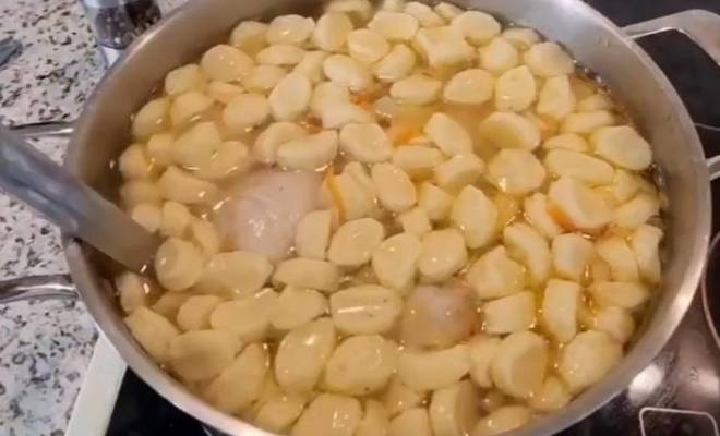 Как сделать клецки из муки, яиц и сметаны для супа рецепт