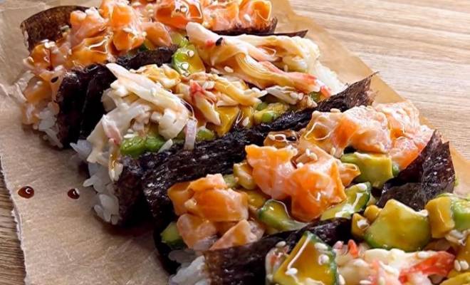 Ленивые суши роллы с рисом, нори, красной рыбой и крабовыми палочками рецепт
