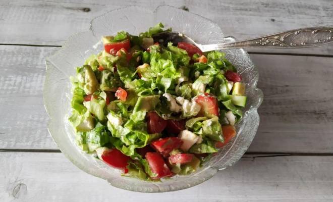 Салат с сыром брынзой, помидорами, огурцами и авокадо рецепт