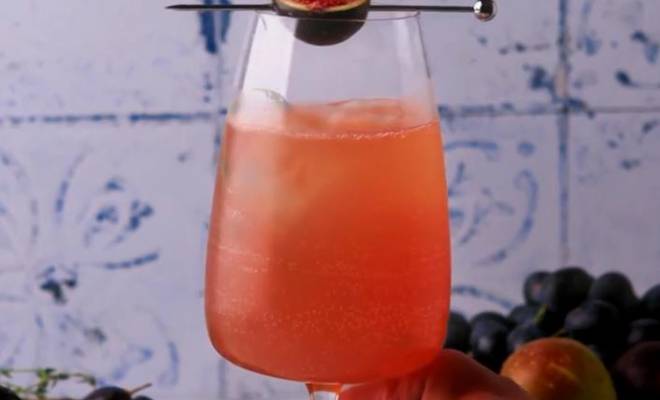 Коктейль с игристым вином, грейпфрутовым соком и джином рецепт