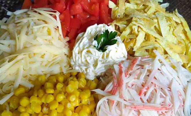 Салат с крабовыми палочками, кукурузой, яйцом, сыром и помидорами рецепт