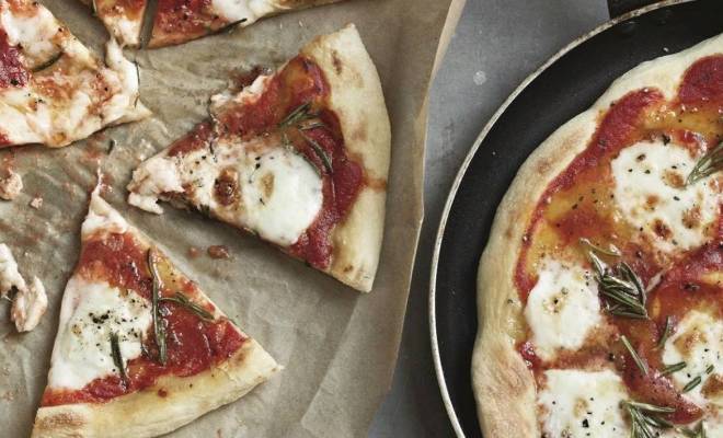 Пицца с сыром моцареллой и розмарином от Гордона Рамзи рецепт