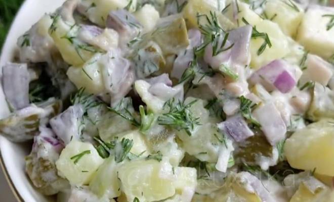Салат с селёдкой, картошкой, солеными огурцами, яблоком и луком рецепт