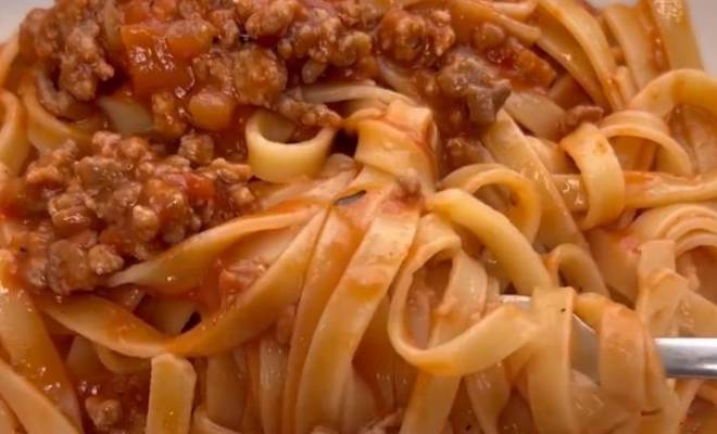 Спагетти с фаршем и помидорами на сковороде