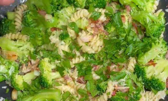 Тёплый салат с брокколи, беконом и пастой джирандоле рецепт