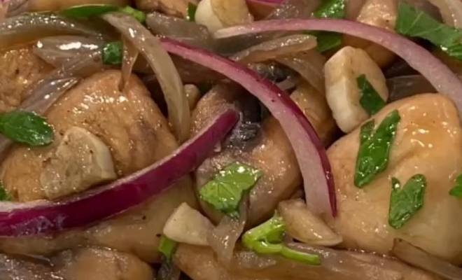 Жареные грибы с луком и чесноком на сковороде рецепт