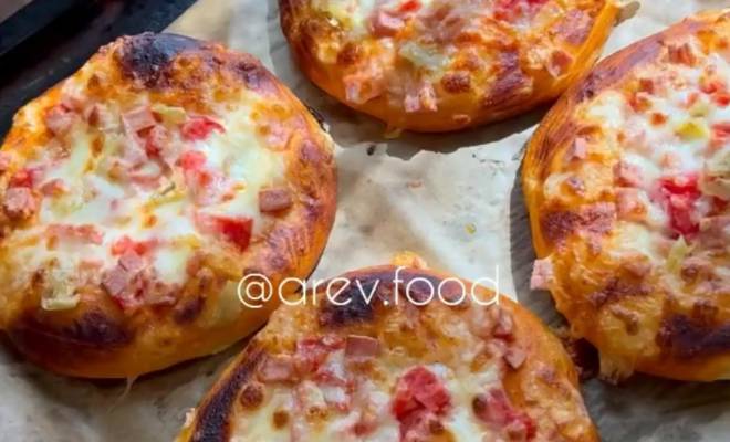 Мини пиццы в духовке с колбасой, помидорами и сыром рецепт