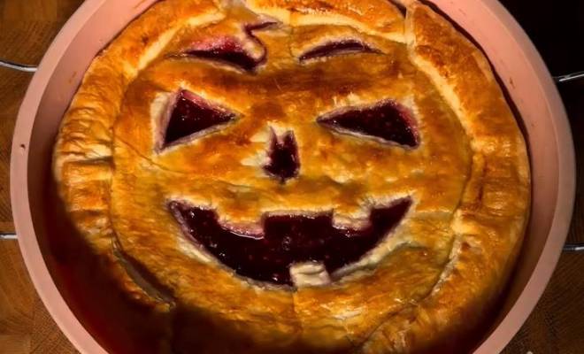 Страшный пирог слоеный с вареньем малиновым на Хэллоуин рецепт