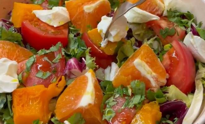 Салат с запеченной тыквой, помидорами, апельсином и творожным сыром рецепт