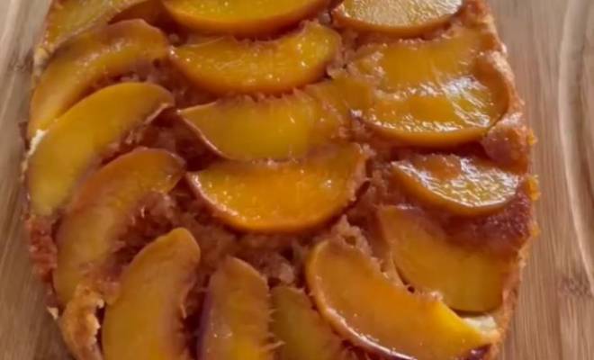 Пирог с карамелизированными персиками свежими рецепт