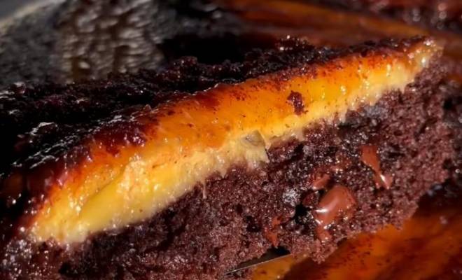Шоколадный пирог с бананами на сковороде под крышкой быстро рецепт