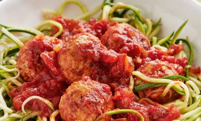 Спагетти из кабачков и фрикадельки из индейки в томатном соусе Гордона Рамзи рецепт