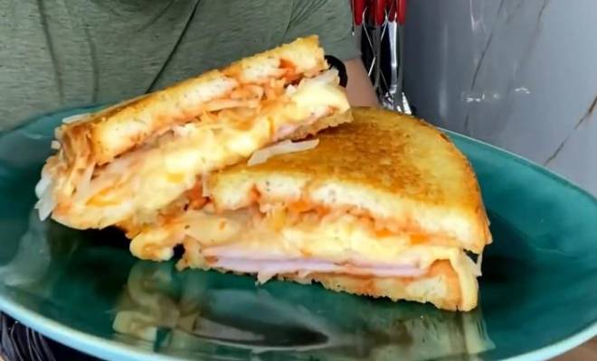 Американский сэндвич Рубен с ветчиной, сыром и квашеной капустой рецепт