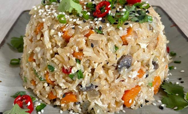 Жареный рис с грибами и яйцом и овощами на сковороде рецепт
