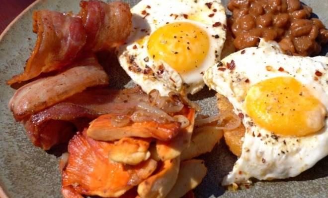 Английский завтрак с яйцами, беконом и грибами Гордона Рамзи рецепт