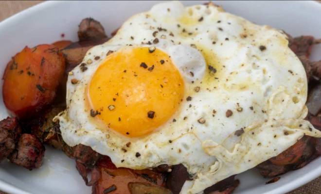 Колбаски с картошкой, свеклой и яйцами Гордона Рамзи рецепт