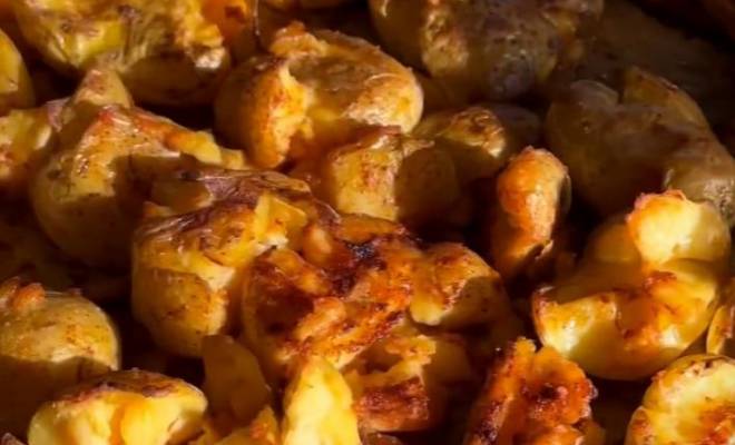 Запеченная мятая картошка в духовке хрустящая рецепт