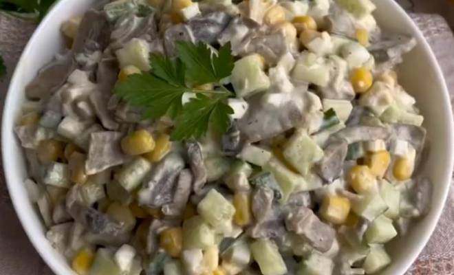 Салат с жареными грибами, луком, яйцом, кукурузой, огурцом и майонезом рецепт