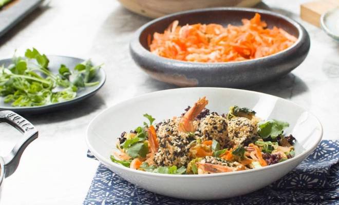 Креветки в кунжутной корочке, жаркое бок-чой и морковный салат рецепт