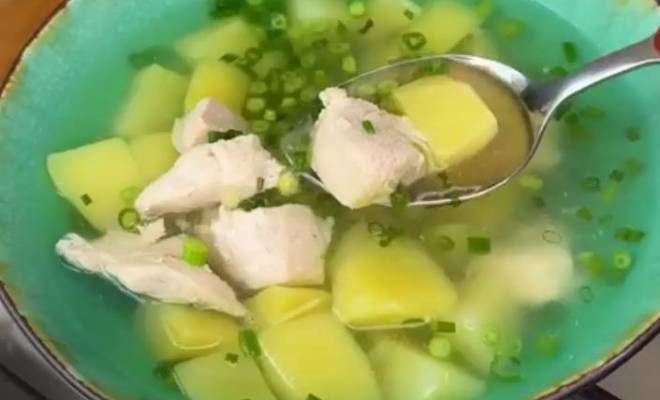 Самый простой суп с куриной грудкой, картошкой и луком рецепт