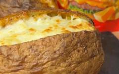 Запеченный картофель с начинкой из фарша и сыра в духовке