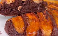 Шоколадный пирог перевертыш с бананами и карамелью на сковороде