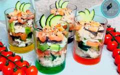 Салат суши в стакане с красной рыбой