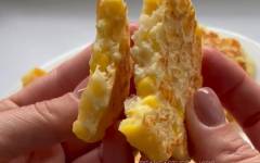 Кукурузные блинчики с сыром на сковороде