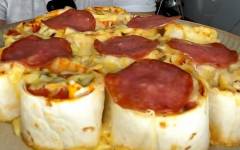 Необычная пицца из тортильи в духовке с курицей, помидорами и сыром