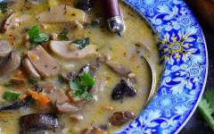 Грибной суп из свежих грибов, моркови, лука и картофеля на сливках