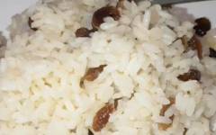 Сладкий рис с изюмом и сливочным маслом