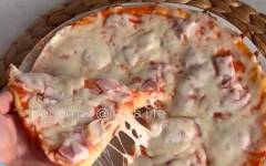 Нежная пицца на сковороде на воздушном тесте за 15 минут