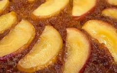 Яблочный пирог с карамелью и орехами в духовке