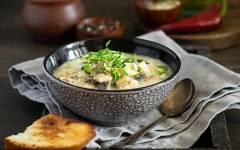 Сырный суп с грибами, курицей, горошком и плавленым сыром