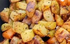 Жареная картошка с тыквой и чесноком на сковороде