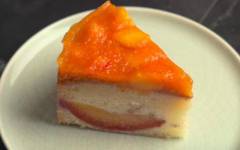 Бисквитный пирог с персиками конфи