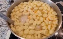 Как сделать клецки из муки, яиц и сметаны для супа